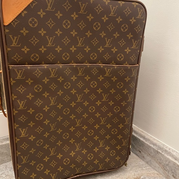 Authentic Louis Vuitton suitcase - Picture 2 of 16